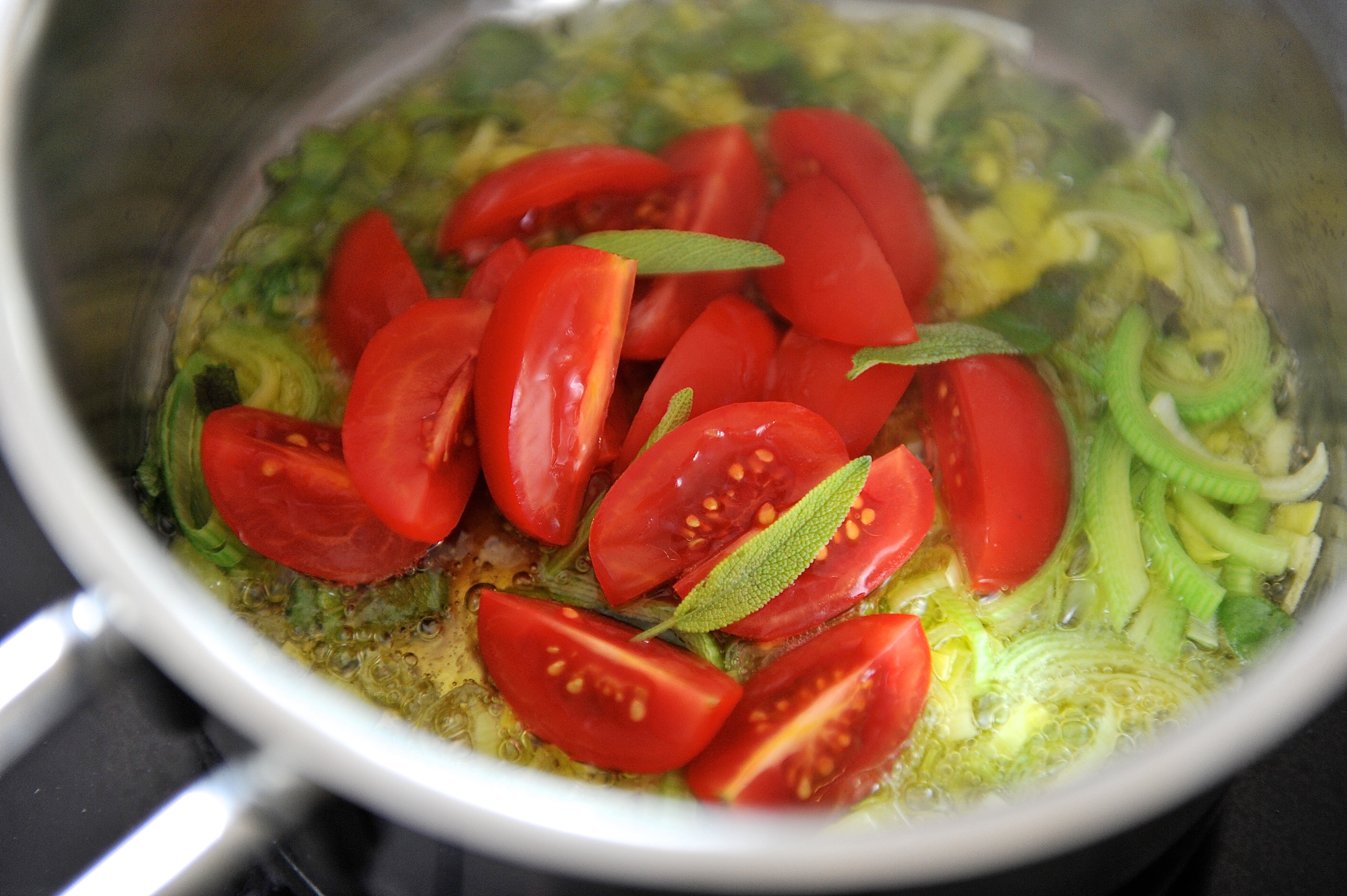 Tomate, Lauch und Salbei in Butter vorsichtig anlaufen lassen.