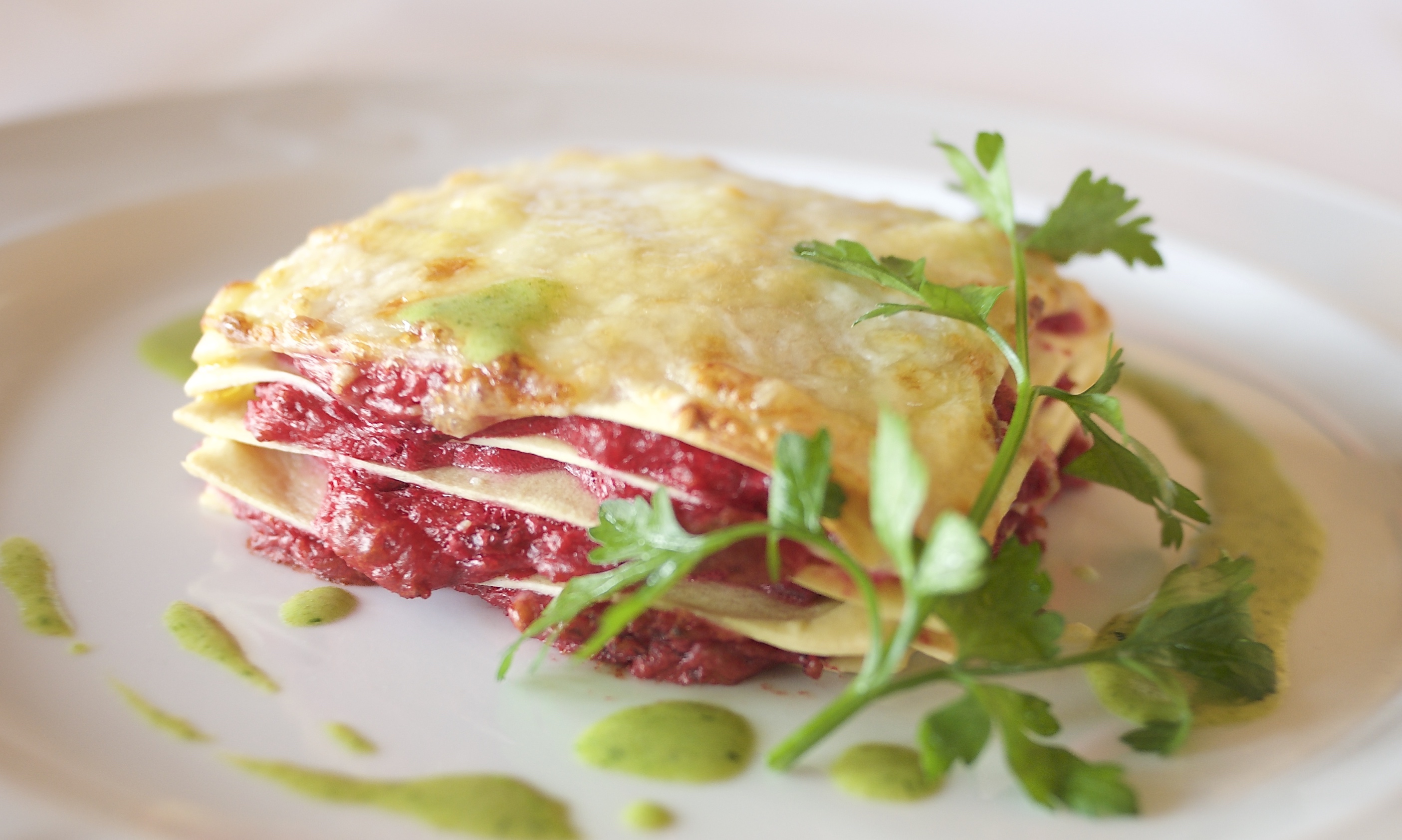 Rote Rüben Lasagne mit Topfen und Sonnenblumenkernen