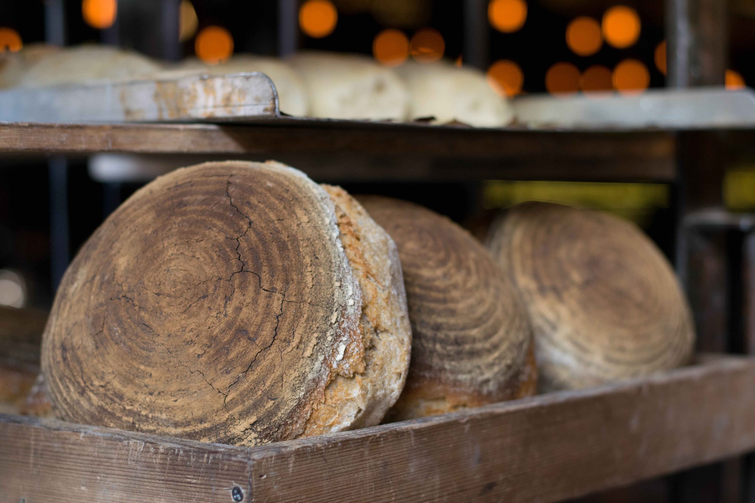 Bauernbrotlaibe im Holzregal