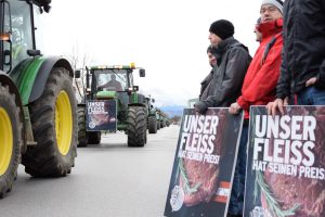Mehrere Traktoren und Bauern protestieren gegen die Handelspolitik auf der Straße