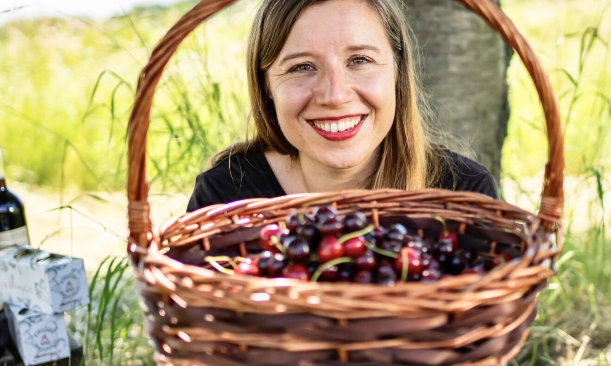 Frau mit Kirschkorb