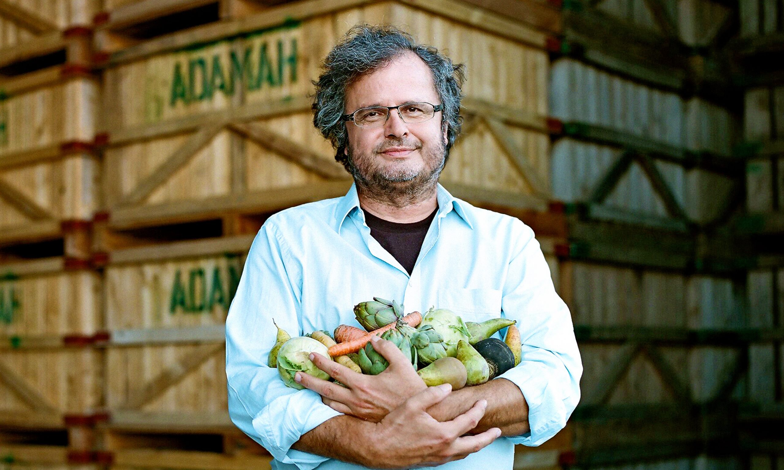 Mann hält Gemüse im Arm