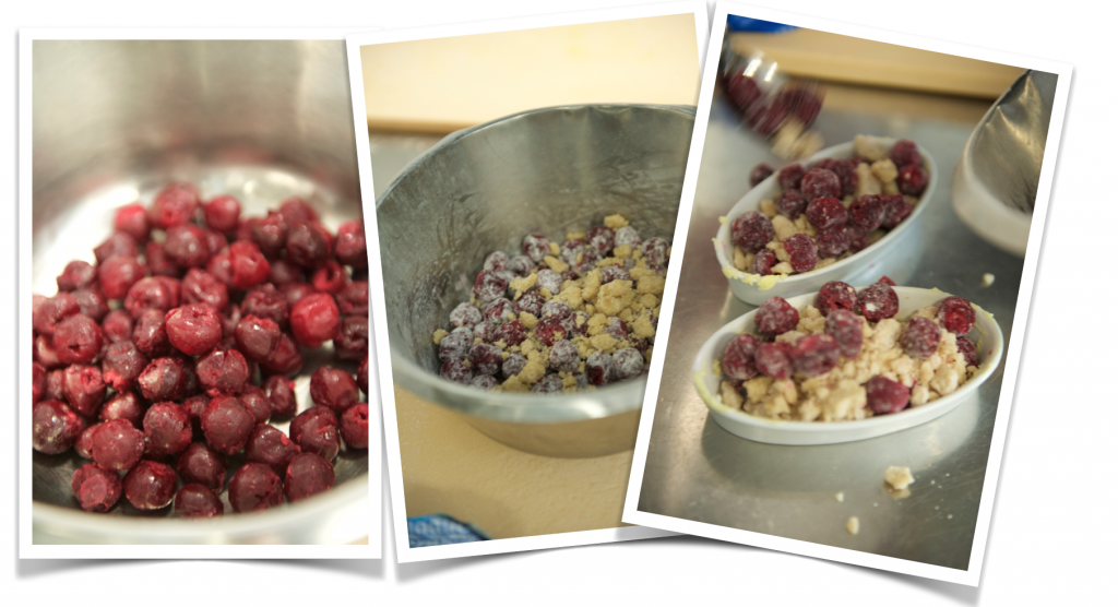 Sauerkirschcrumble mit Schoko-Chilieis - Bauernladen