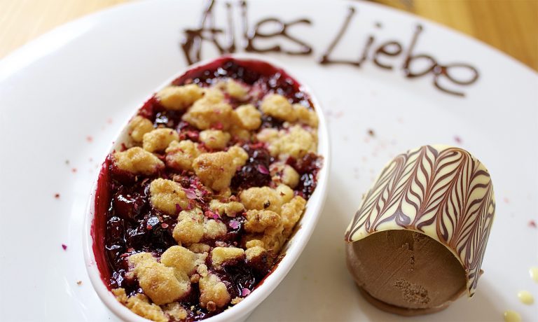 Sauerkirschcrumble mit Schoko-Chilieis - Bauernladen