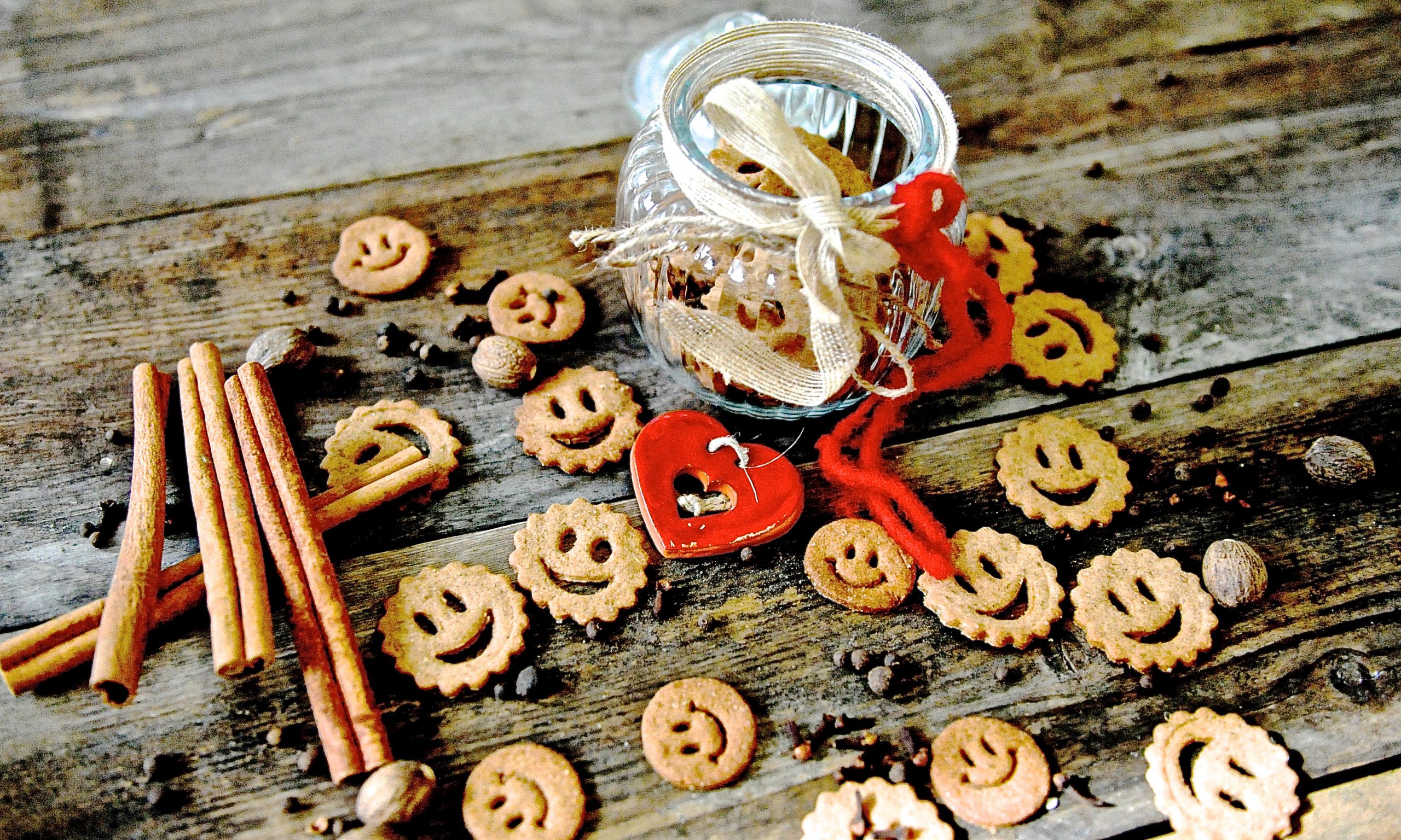 Smily Kekse mit Glas auf Holzbrett