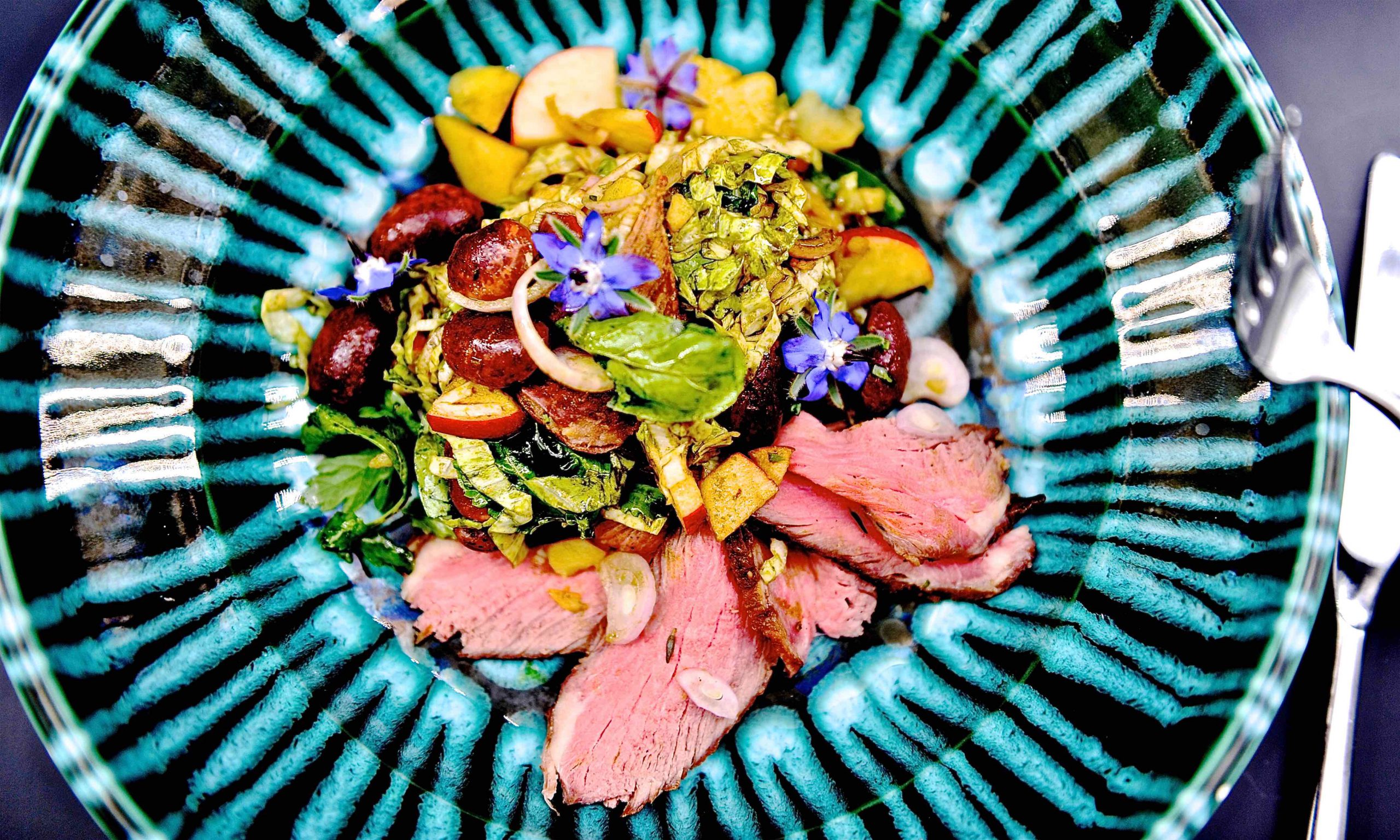Salat mit Rindfleisch und Blüten