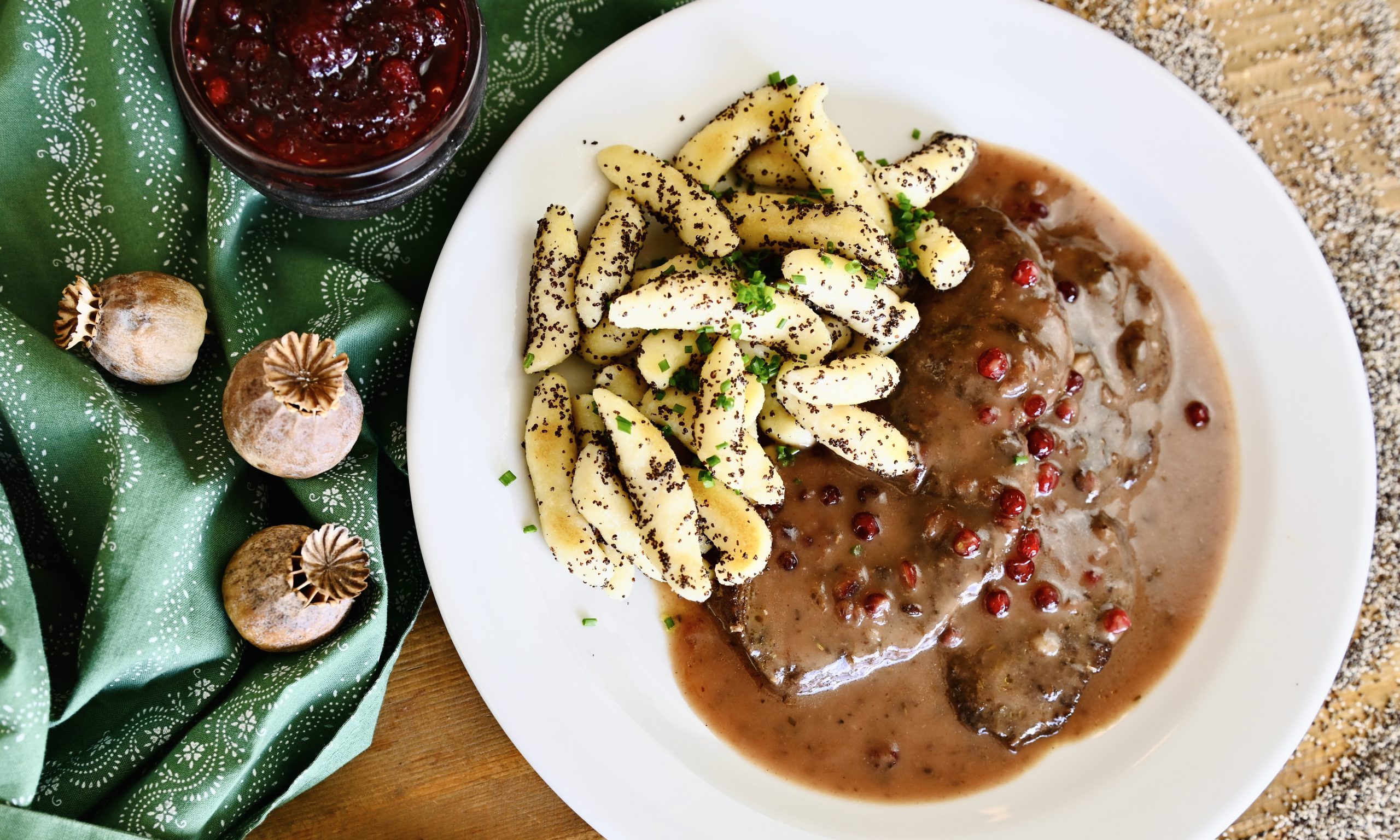 Rehschnitzel mit Mohnschupfnudeln