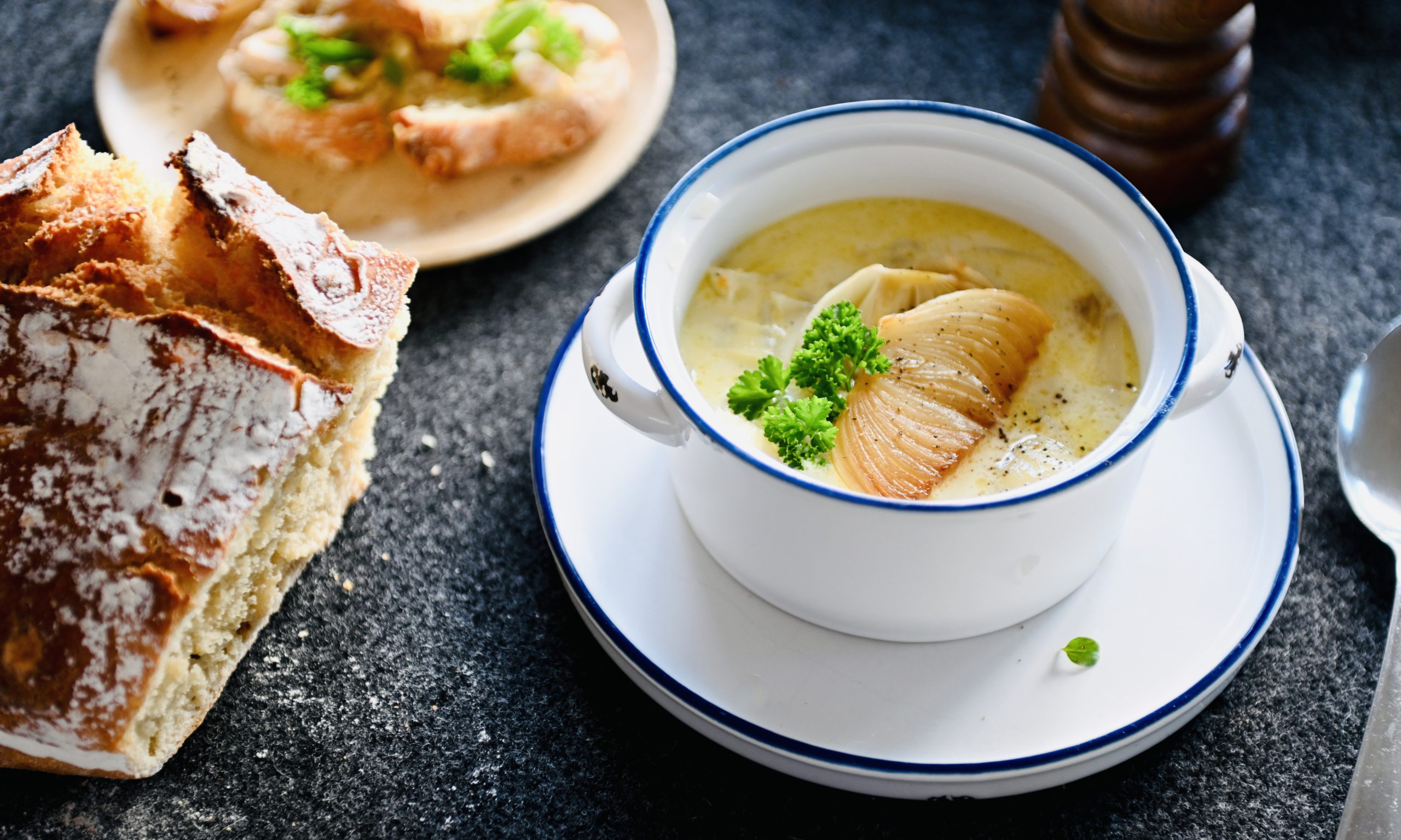 Zwiebelsuppe mit Dinkelbrot