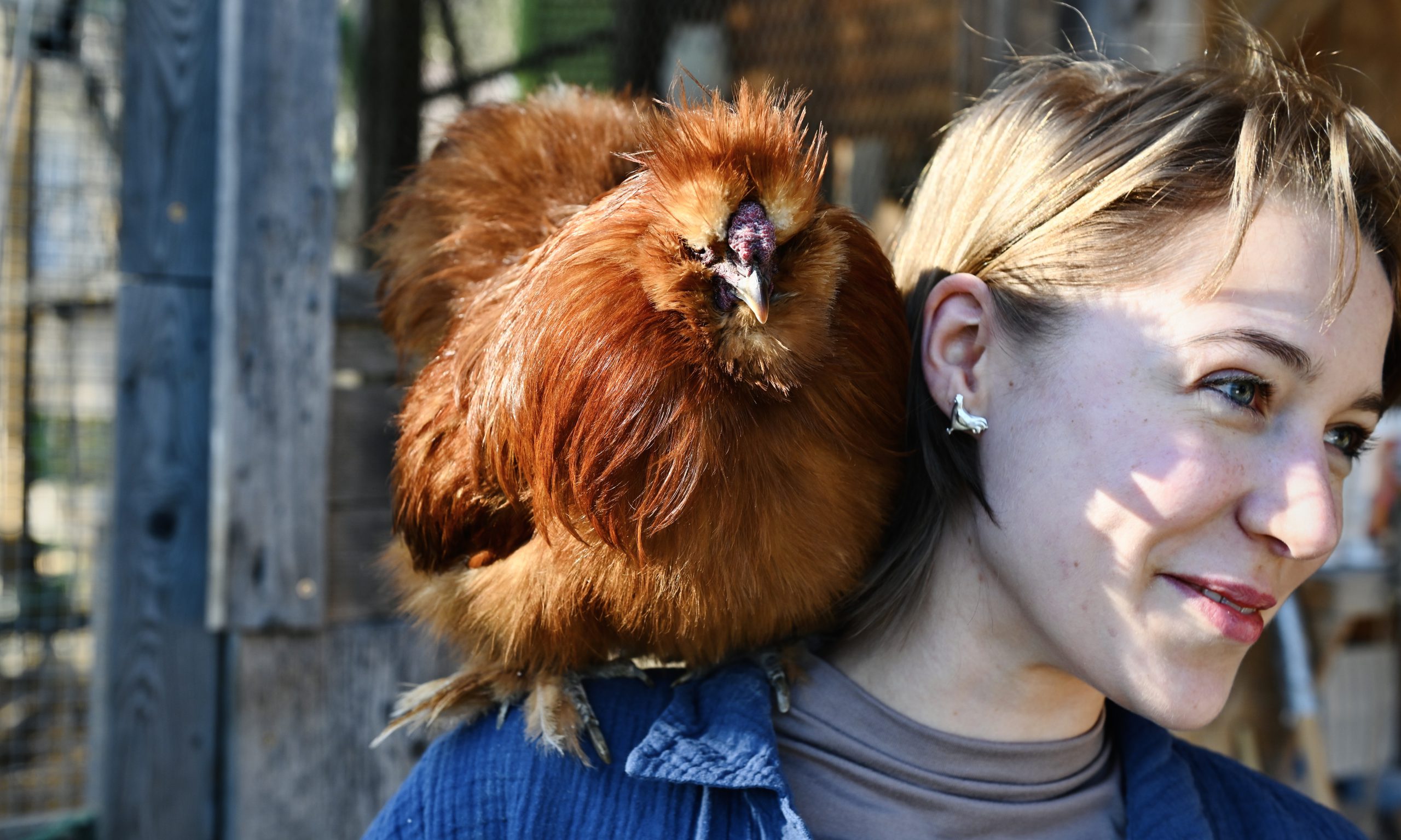 Frau mit Huhn