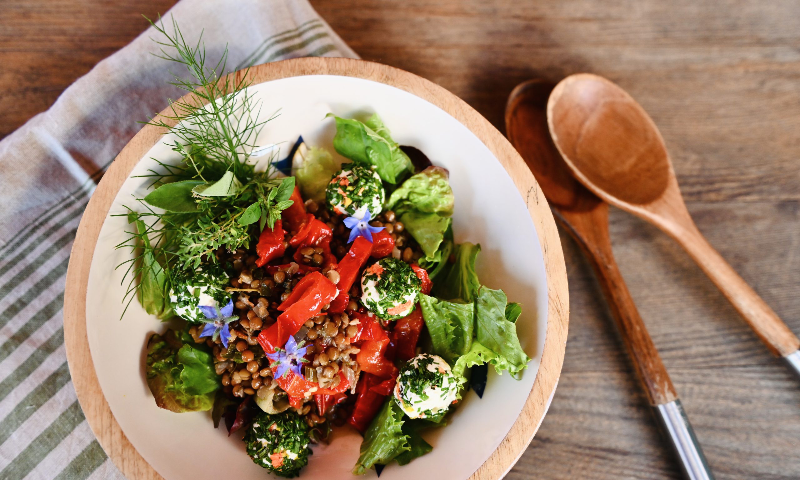 Linsensalat mit roter Paprika und Ziegenkäse