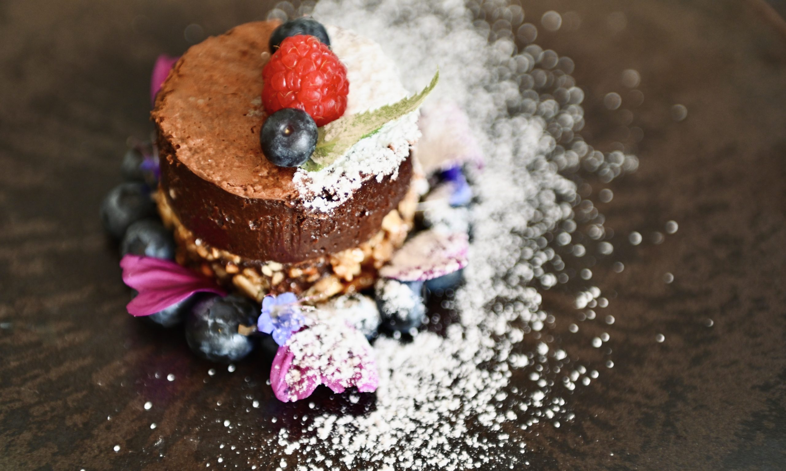 Schokoladenkuchen mit Beeren