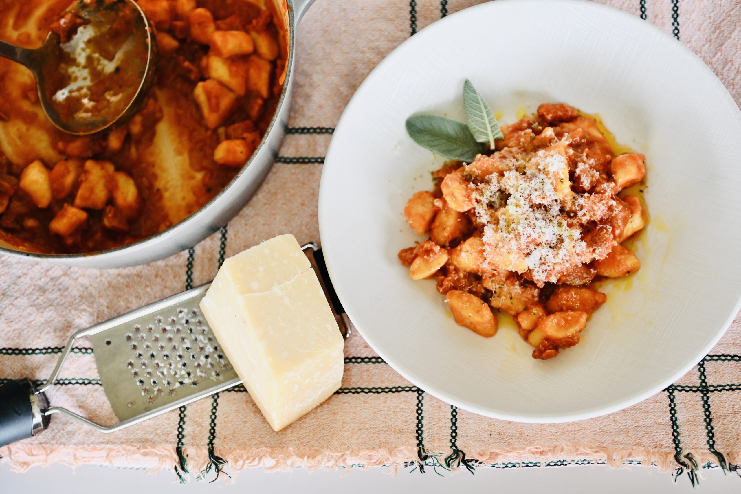 Gnocchi mit Tomaten und Würsten