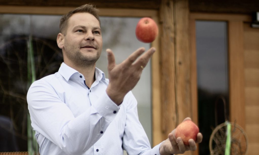 Mit Äpfeln jonglieren