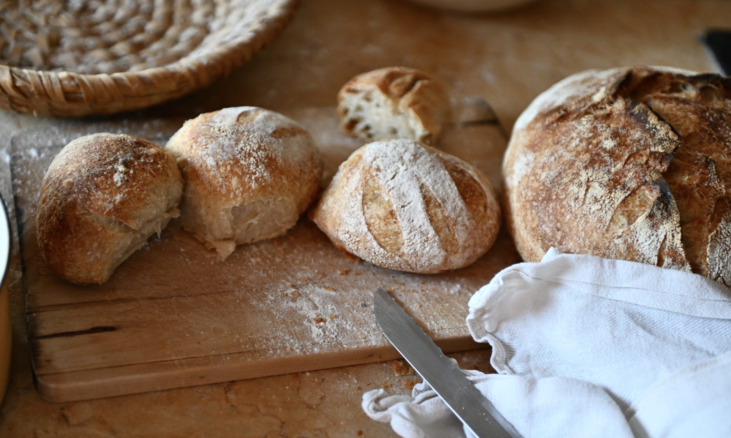 Weckerln und Brot aus Weizensauerteig