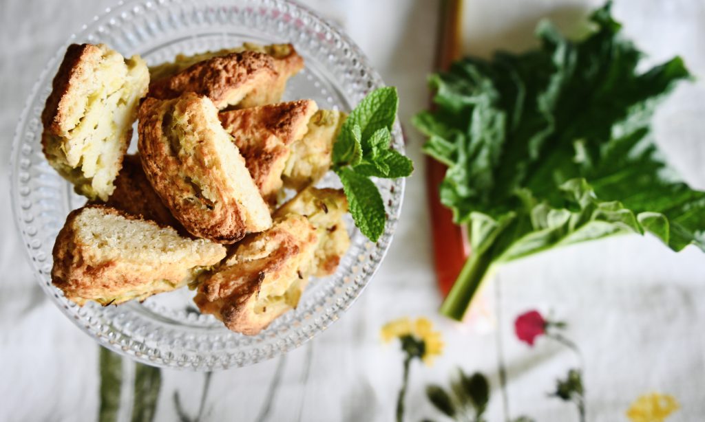 Scones mit Rhabarber